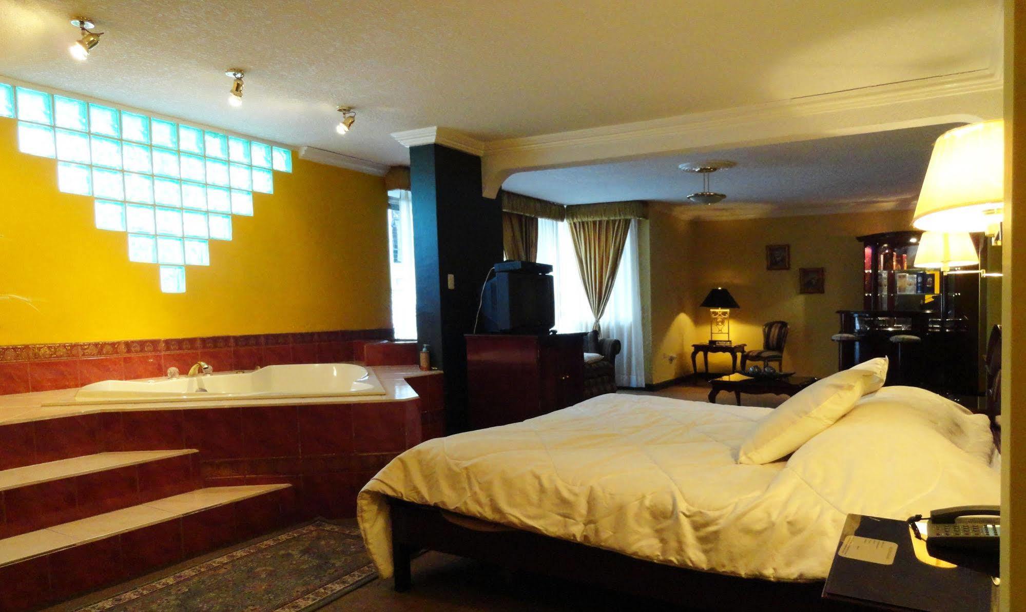 Hotel Suites Gonzalez Suarez กีโต ภายนอก รูปภาพ